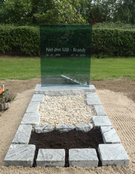 Grafmonument met glazen letterplaat