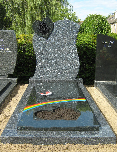 Grafsteen graniet met regenboog